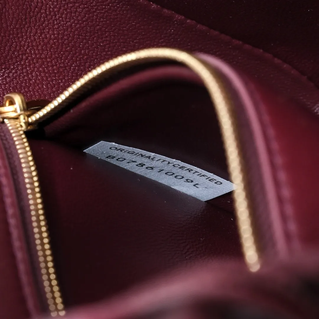 Batch 1420 Bottega Veneta's new style 🆕 mini andiamo bag is so pretty. The dark brown color is very versatile. It is high-end and casual and sexy. Andiamo is not only a commuter bag 🥰 It can be worn crossbody and carried by hand, and it is no problem to match it with evening wear. It can be matched with clothes casually, showing high-end elegance. Style number: 5545 Size: 21.5*13*4.5cm